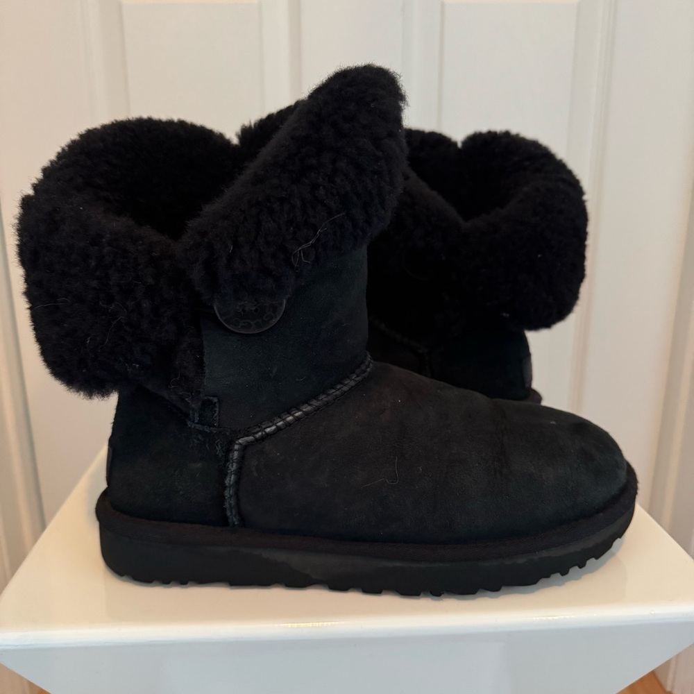 UGG Black Bailey Button Mid calf boot. size  8